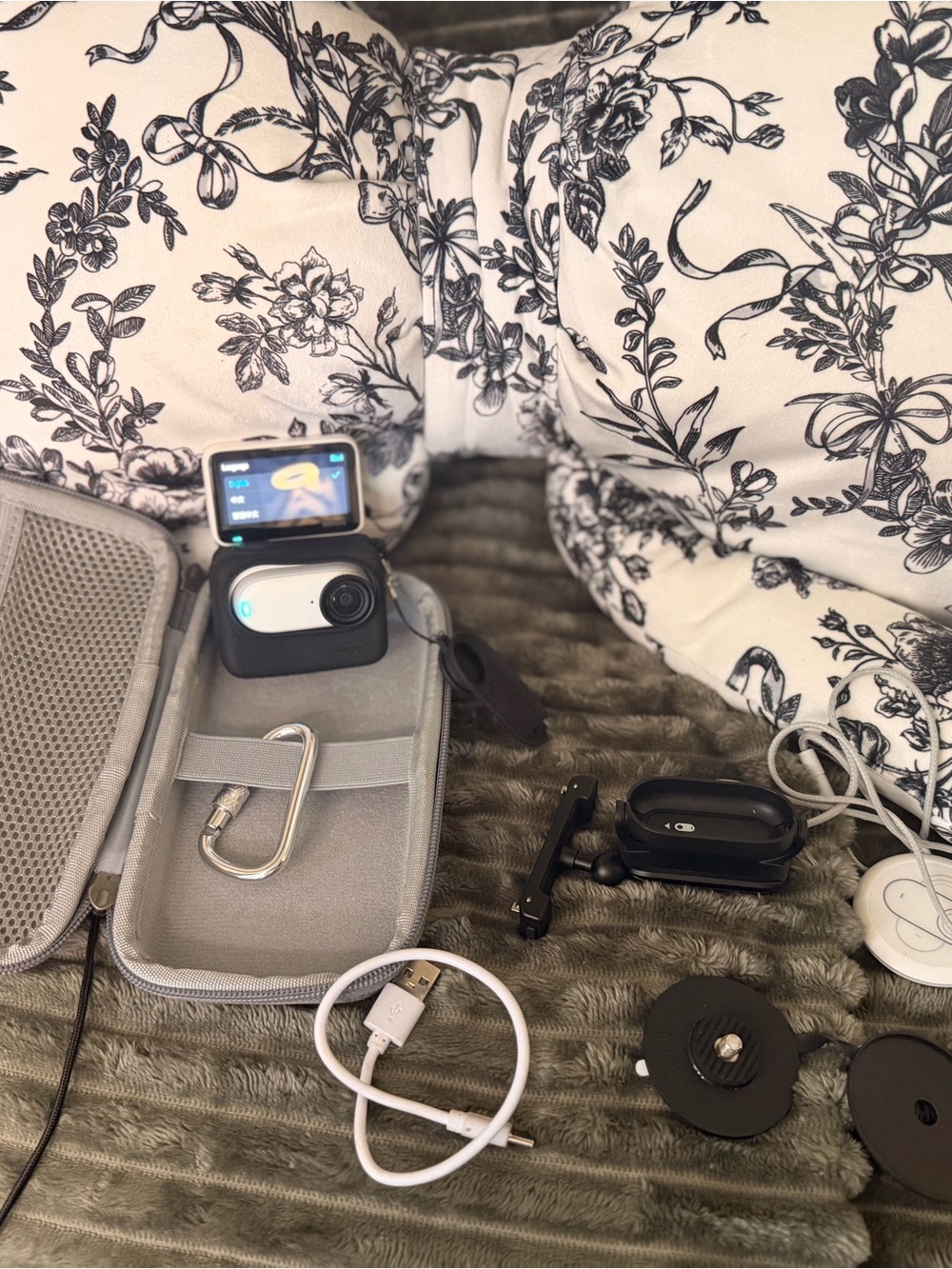 Insta360 GO 3 Action Camera Bundle 📸 | Great Condition | Includes Accessories - Picture 4 of 4